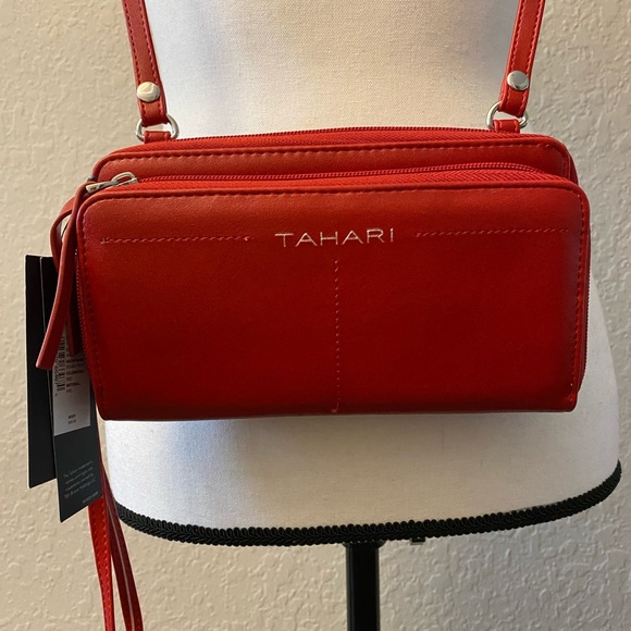 ❗️SOLD❗️Tahari crossbody wallet - Picture 2 of 9